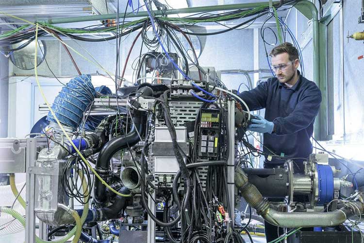 1528101262152923.jpg 发动机实验室.jpg